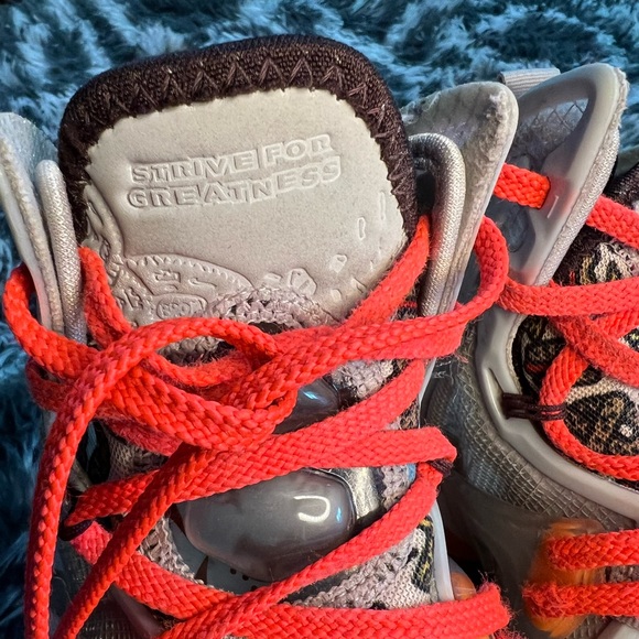 Lebron XIX - Nike Fast Food Sneakers GUC Size 4.5Y or women’s 6-6.5 - Picture 4 of 10